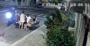 VÍDEO | Família é assaltada enquanto jogava dominó na porta de casa em Vila Velha