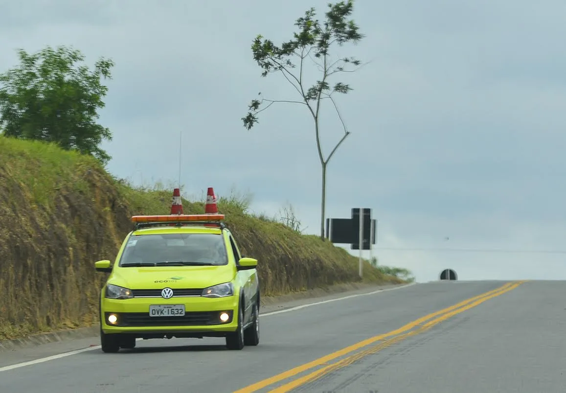 Motociclista morre após bater de frente com caminhão na BR-101