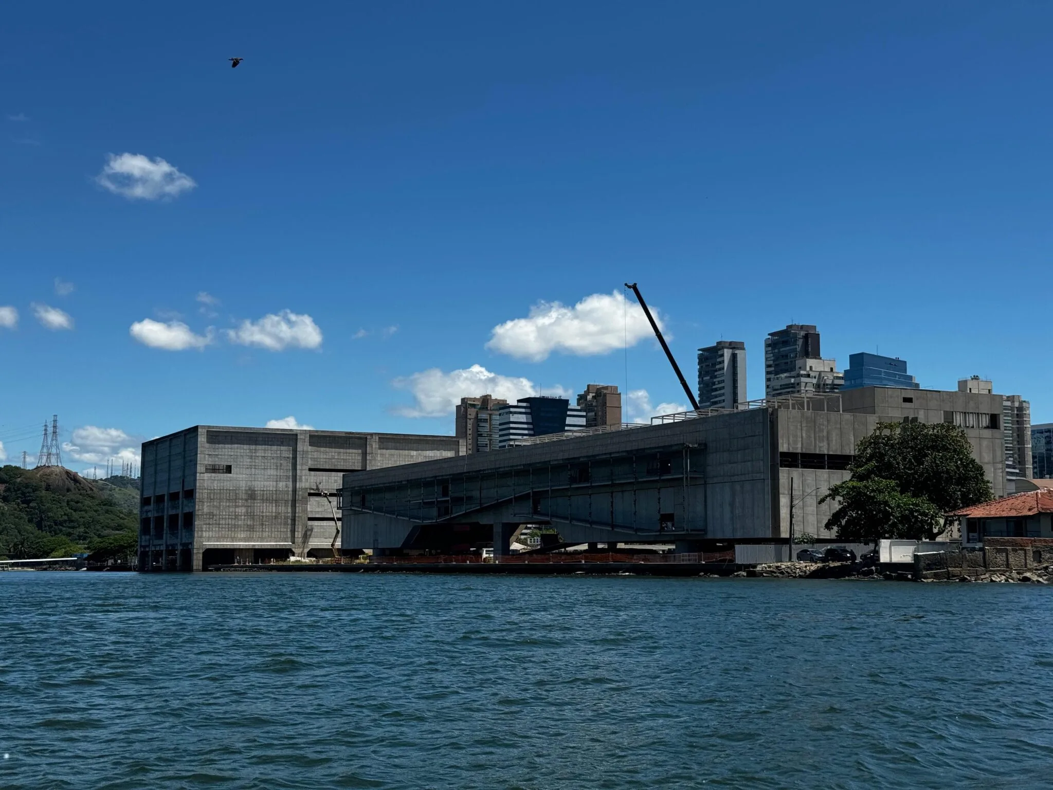 Imagem mostra o Cais das Artes visto do mar (Foto: Pedro Permuy)