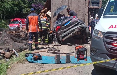 VÍDEO | Carreta tomba em cima de carro e interdita BR-262 em Marechal Floriano