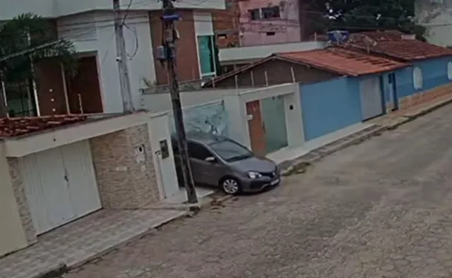 VÍDEO | Motorista confunde freio com acelerador e invade casa do vizinho no ES