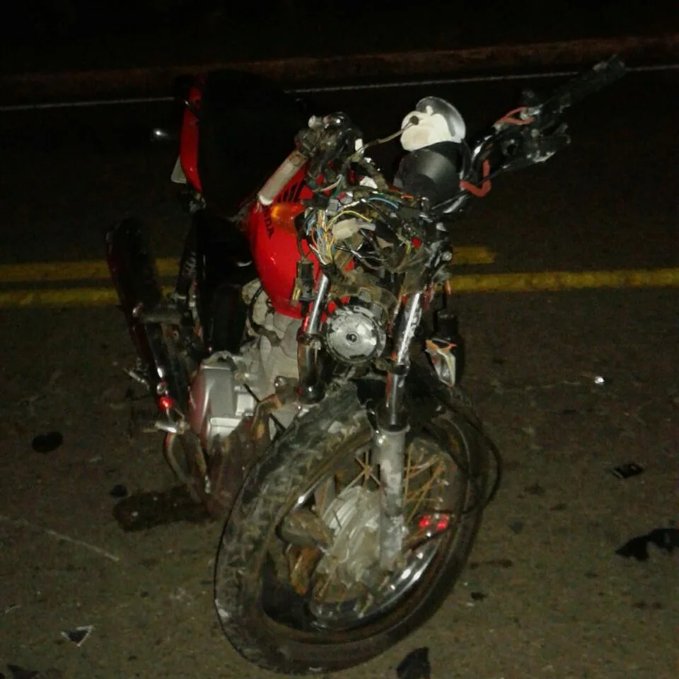 Motociclista bate de frente em veículo e morre na hora em Itapemirim