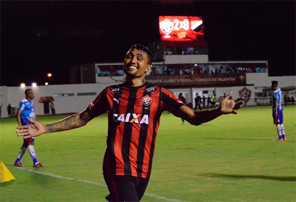 No Sul, Vitória goleia Chapecoense por 4 a 1 e se afasta da zona de rebaixamento