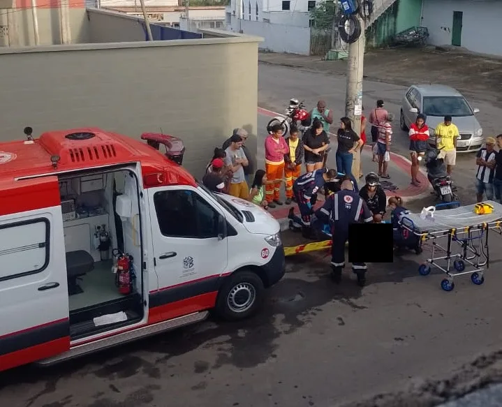 VÍDEO | Homem embriagado sobe em poste e cai após levar choque em Guarapari