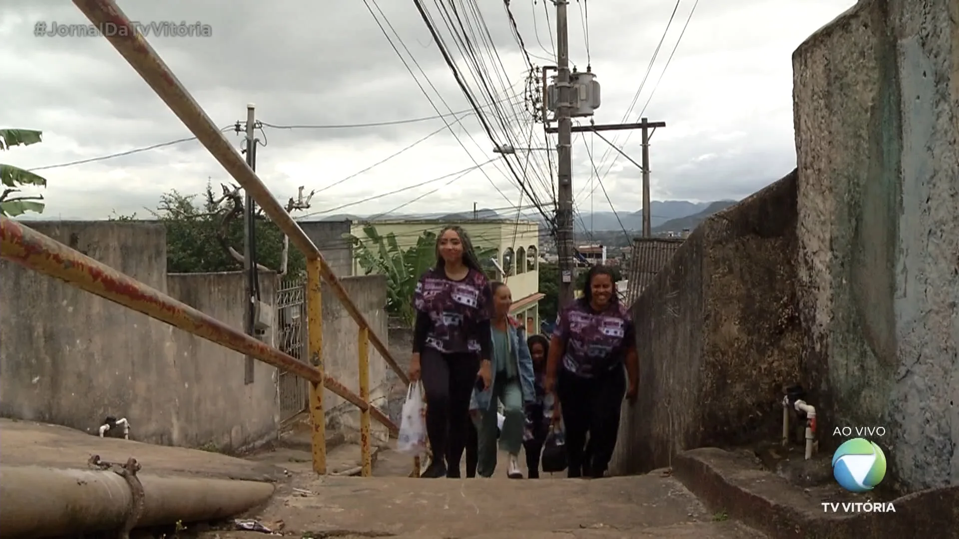 Comunidade revitaliza mirante do Morro do Cabral, em Vitória, utilizando tampinhas