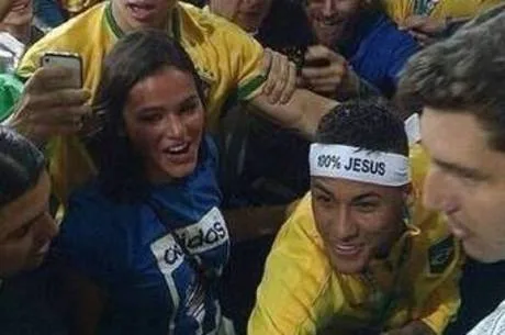 Neymar sobe arquibancada para comemorar ouro com Bruna Marquezine