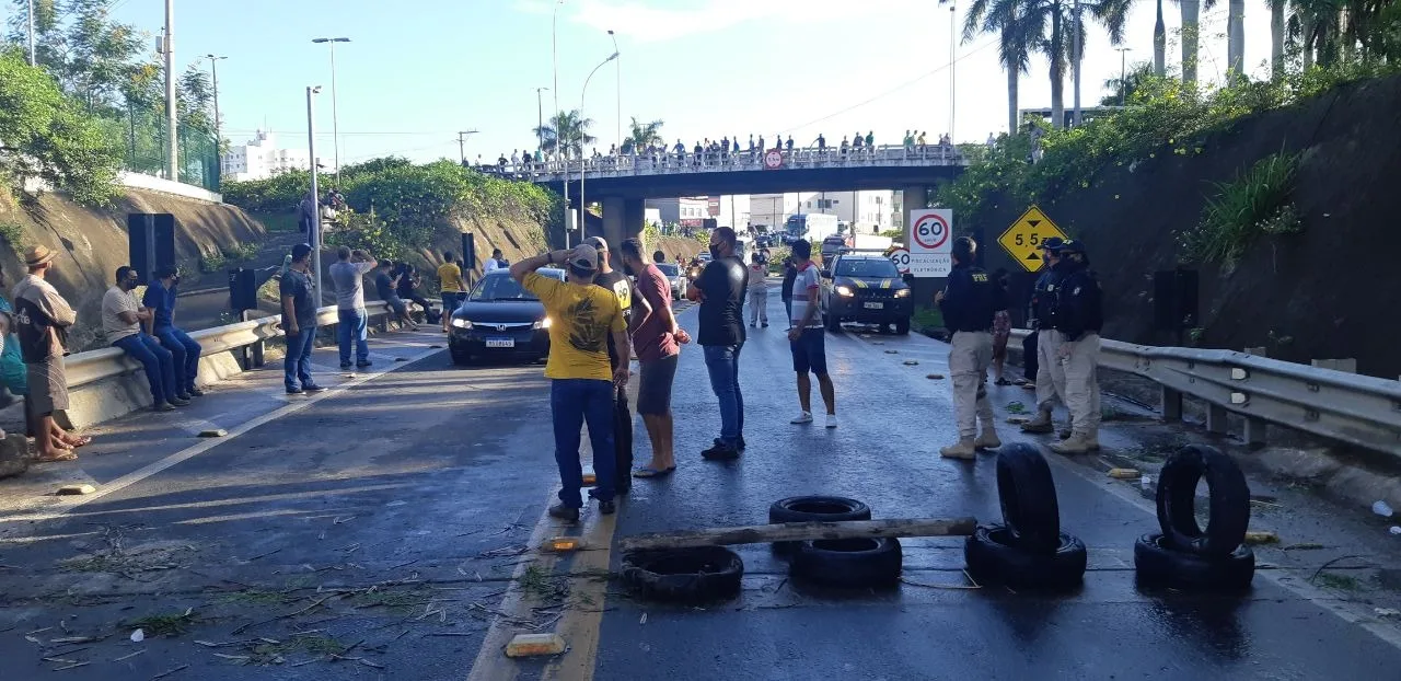 Motoristas protestam contra alta no preço de combustíveis em Linhares