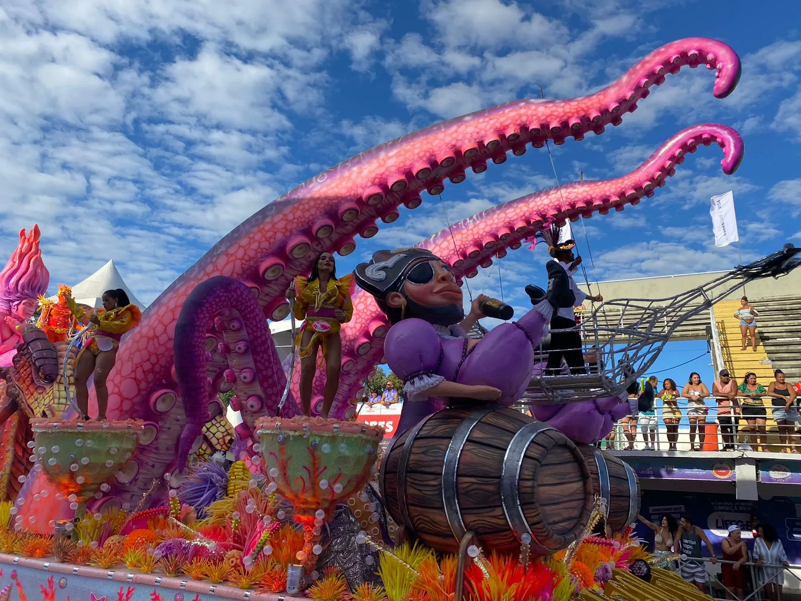 Chegou O Que Faltava faz caça ao tesouro na avenida e encerra 2º dia do Carnaval de Vitória