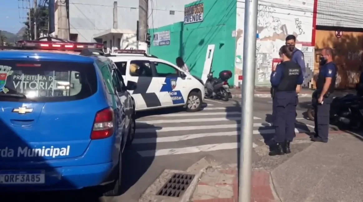 Suspeito de chefiar tráfico em morro de Vitória é preso e tenta subornar policiais