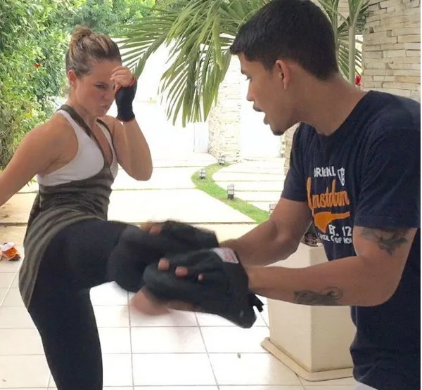 Paolla Oliveira treina com lutadora profissional de MMA para a novela À Flor da Pele