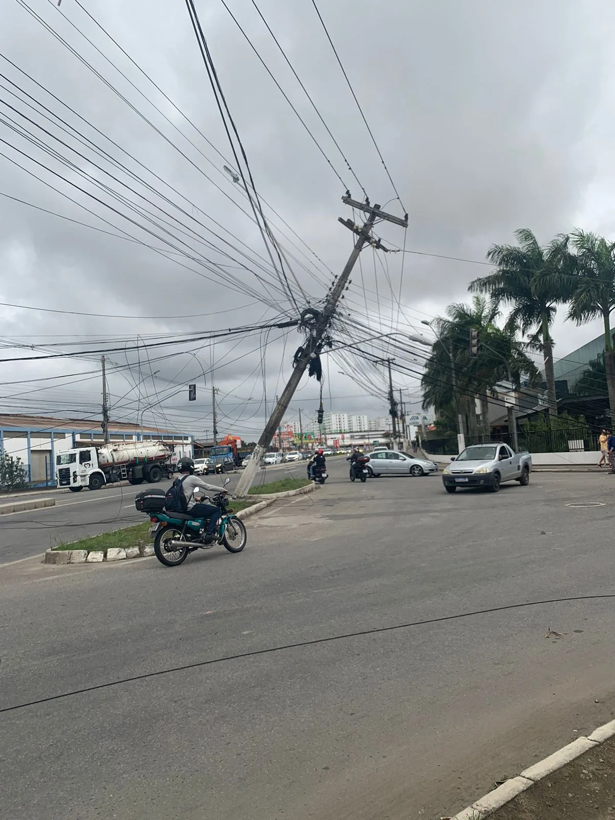 VÍDEO | Caminhão arranca fios e postes em acidente na ES-010