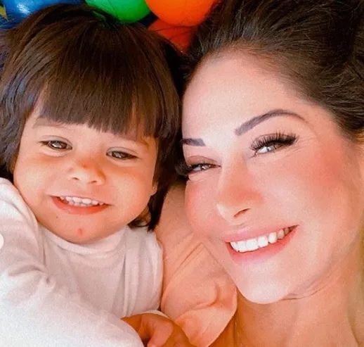 Mayra Cardi vai ao hospital e diz que filha tem problema de saúde ainda não diagnosticado