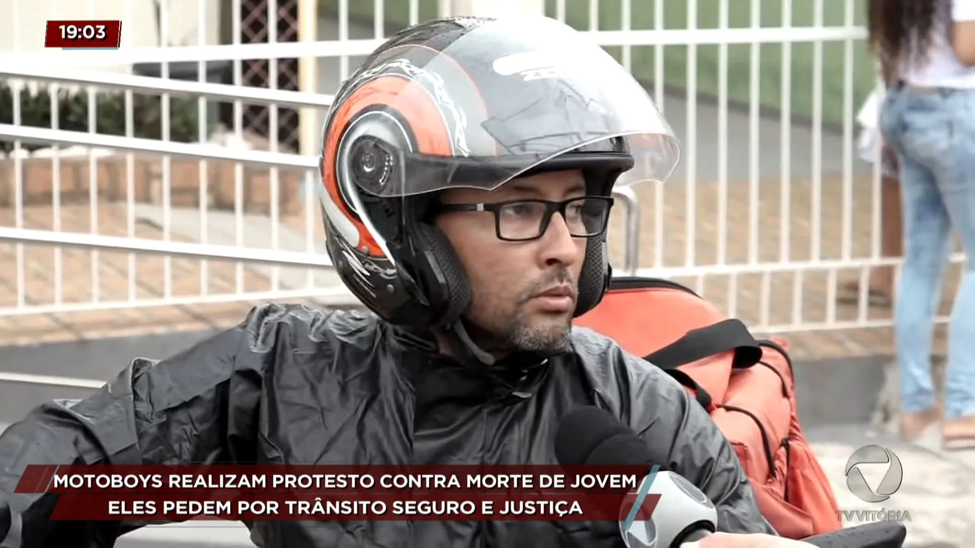 Motoboys realizam protesto contra morte de jovem