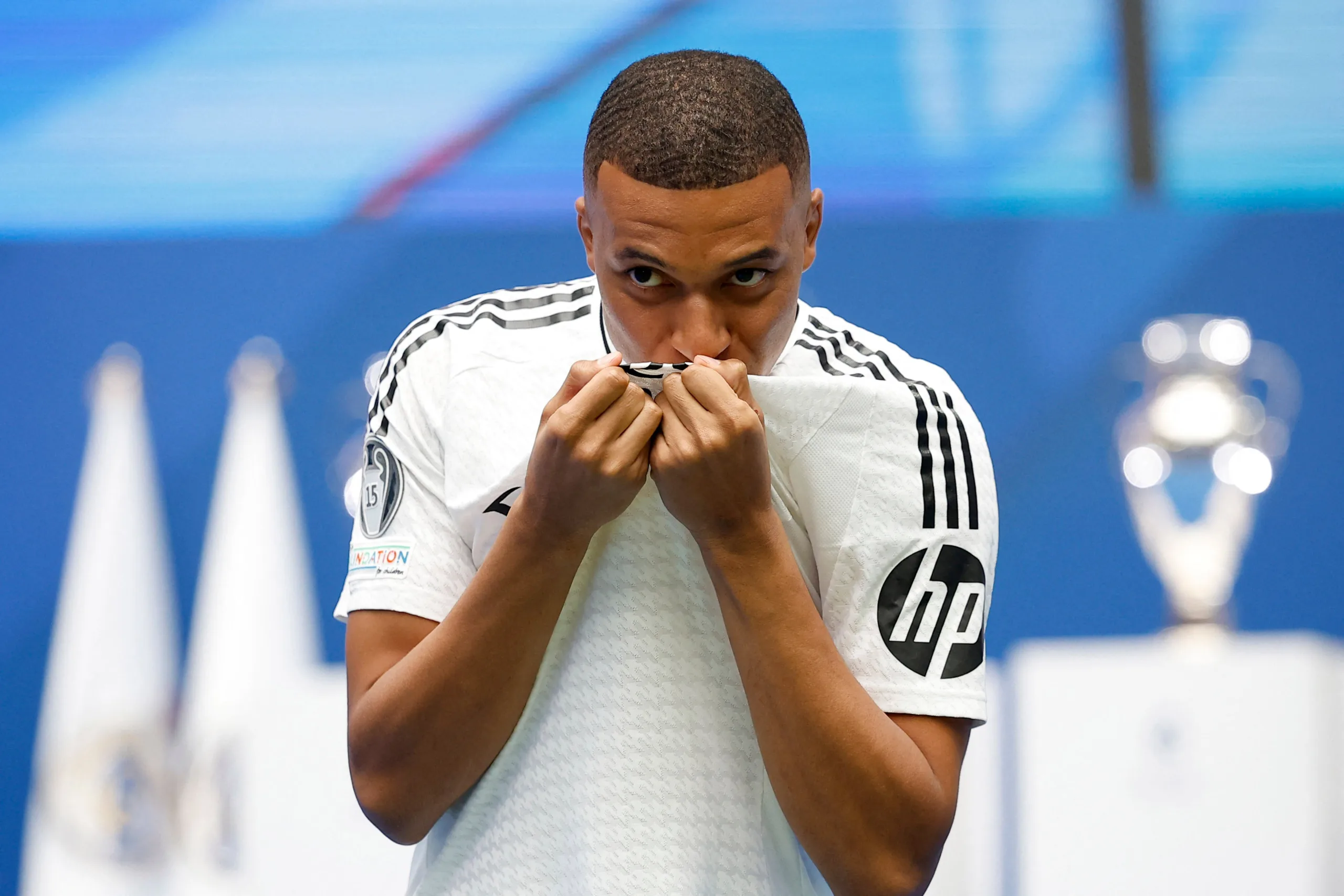 Mbappé realiza sonho e veste a camisa 9 do Real Madrid