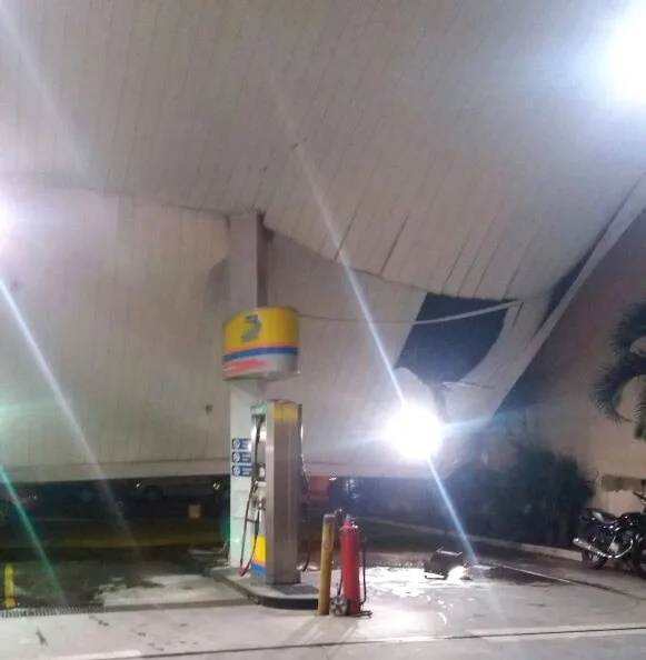 Parte de estrutura de posto de gasolina desaba durante ventania na GV