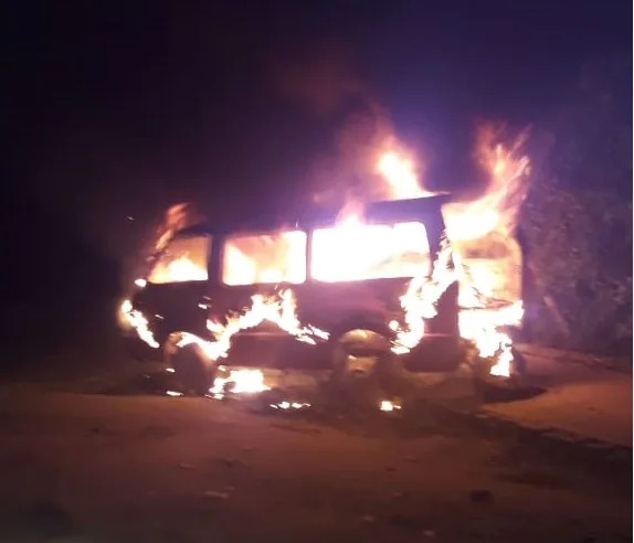 Carro fica completamente destruído após ser incendiado em Cariacica