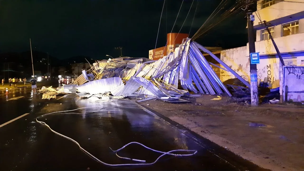 VÍDEOS | Vendaval, muitos raios e granizo: temporal assusta capixabas e deixa muitos estragos