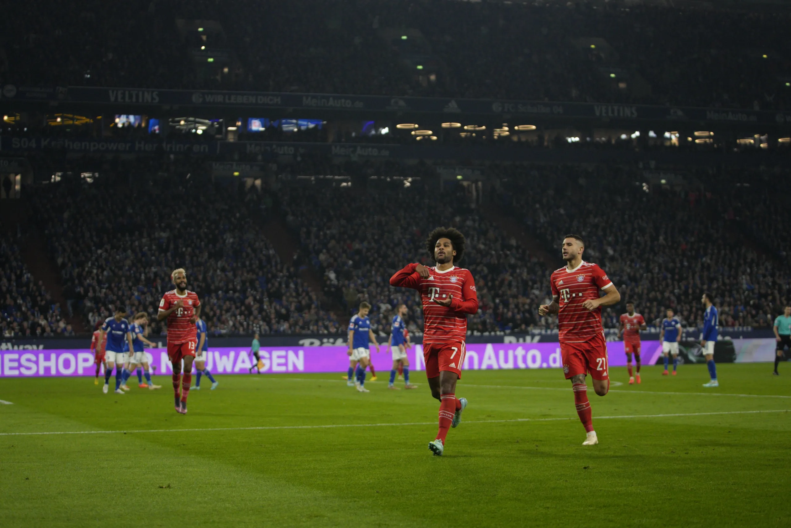 Bayern de Munique derrota Schalke 04 e mantém vantagem na liderança do Alemão