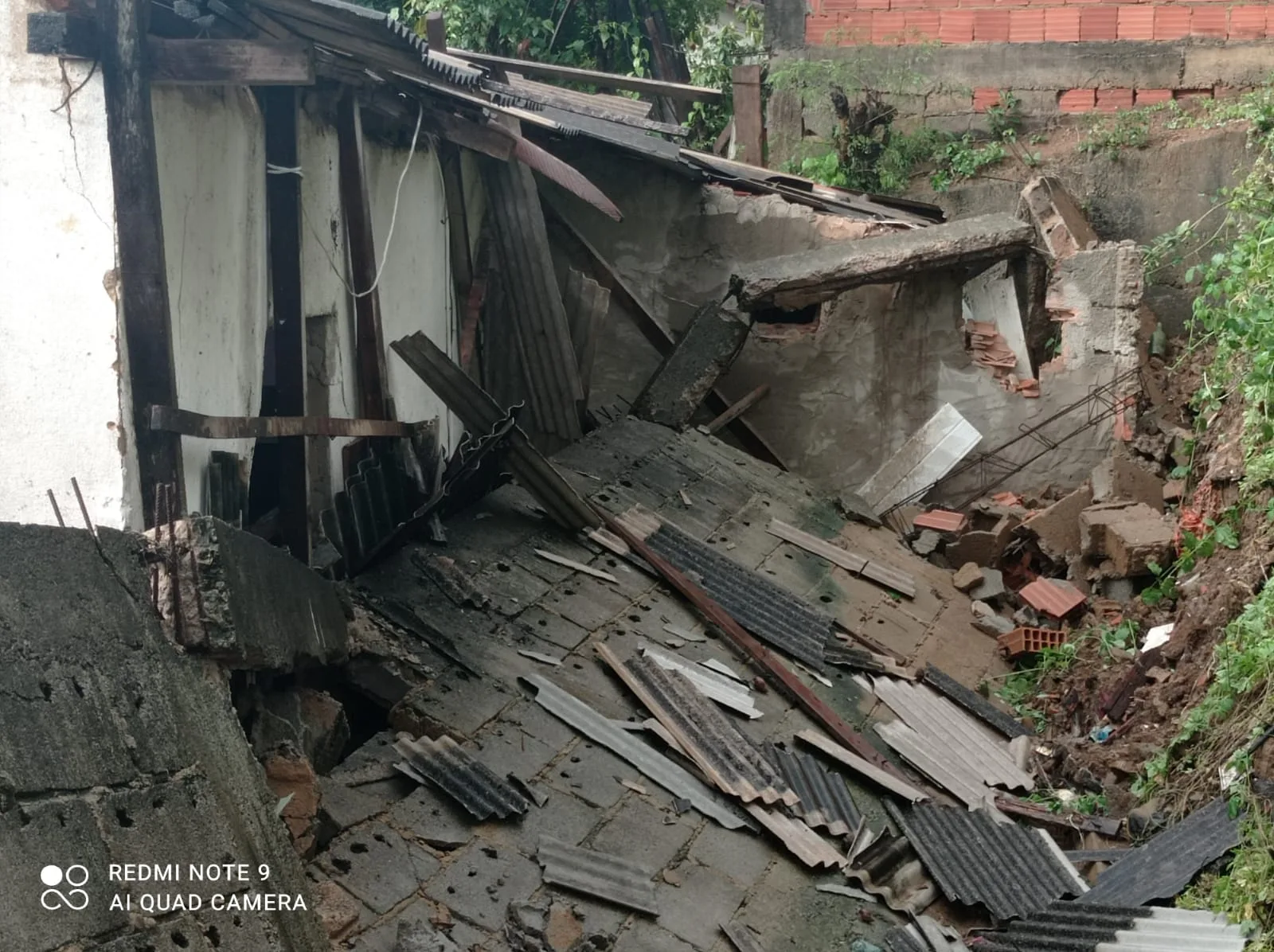 Chuva no ES: vídeo mostra alagamento em Aracruz; muro de casa desabou