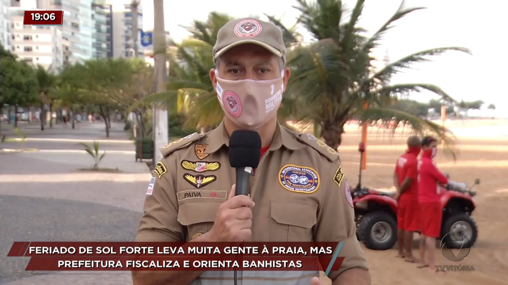 Feriado de sol forte leva muita gente à praia, mas prefeitura fiscaliza e orienta banhistas