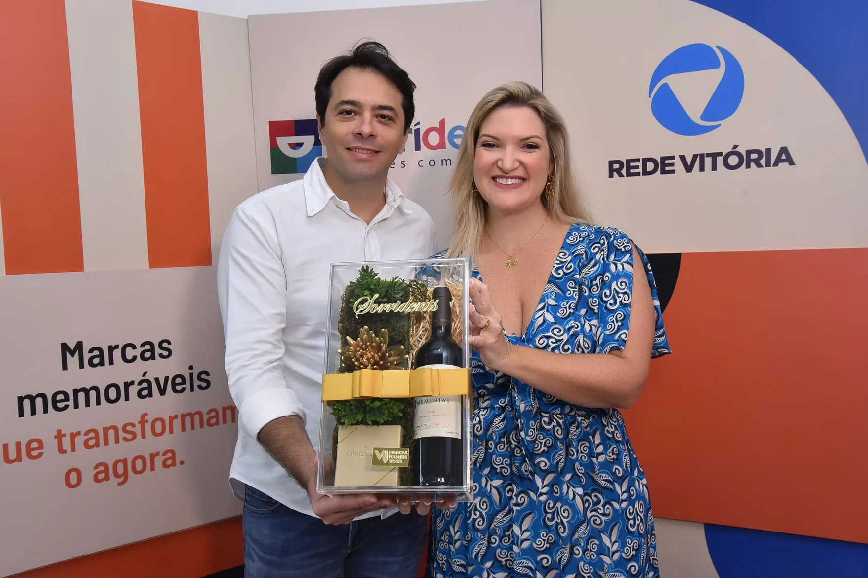 Os franqueados da Sorridents no Espírito Santo Daniela e Tiago Pinto recebem o troféu de Marcas Ícones em uma das unidades da empresa.