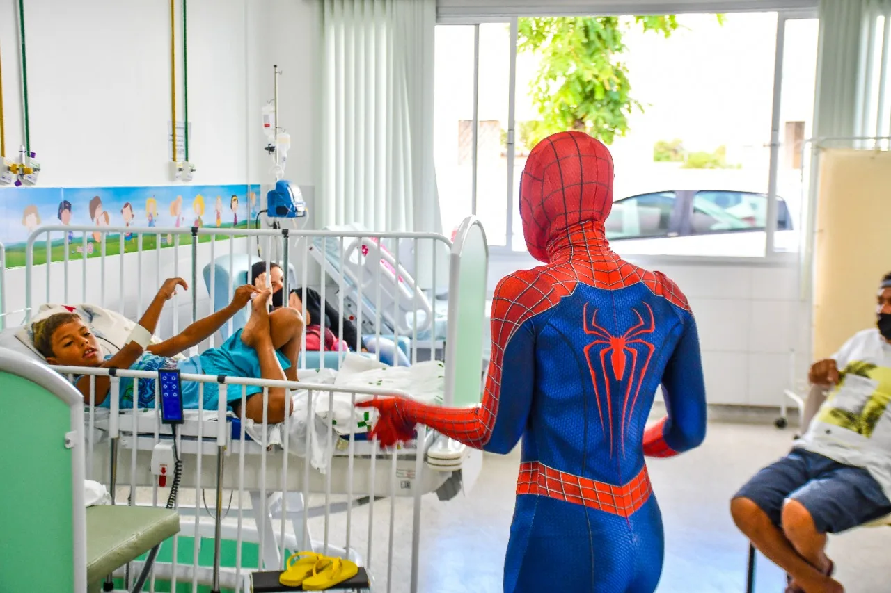 Crianças internadas em UPA de Linhares recebem visita do Homem-Aranha