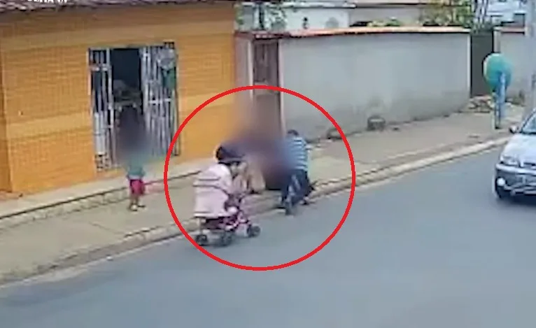 VÍDEO | Mulher com carrinho de bebê é assaltada, cai no chão e tem celular roubado em Cariacica