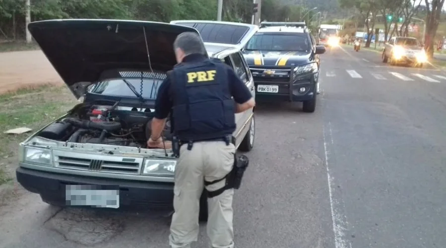 Fiscalização da PRF em Guarapari recupera carro roubado