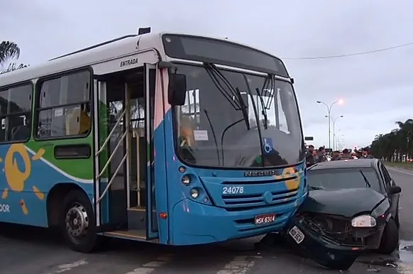 Mulher fica ferida após acidente entre Transcol e carro de passeio na Serra