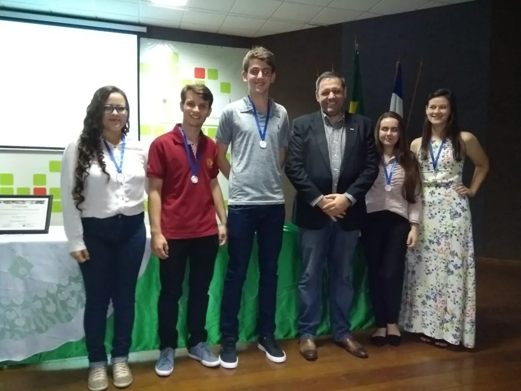 Terence Rangel Diretor da  JA Espiríto Santo Premiando os Melhores Vendedores