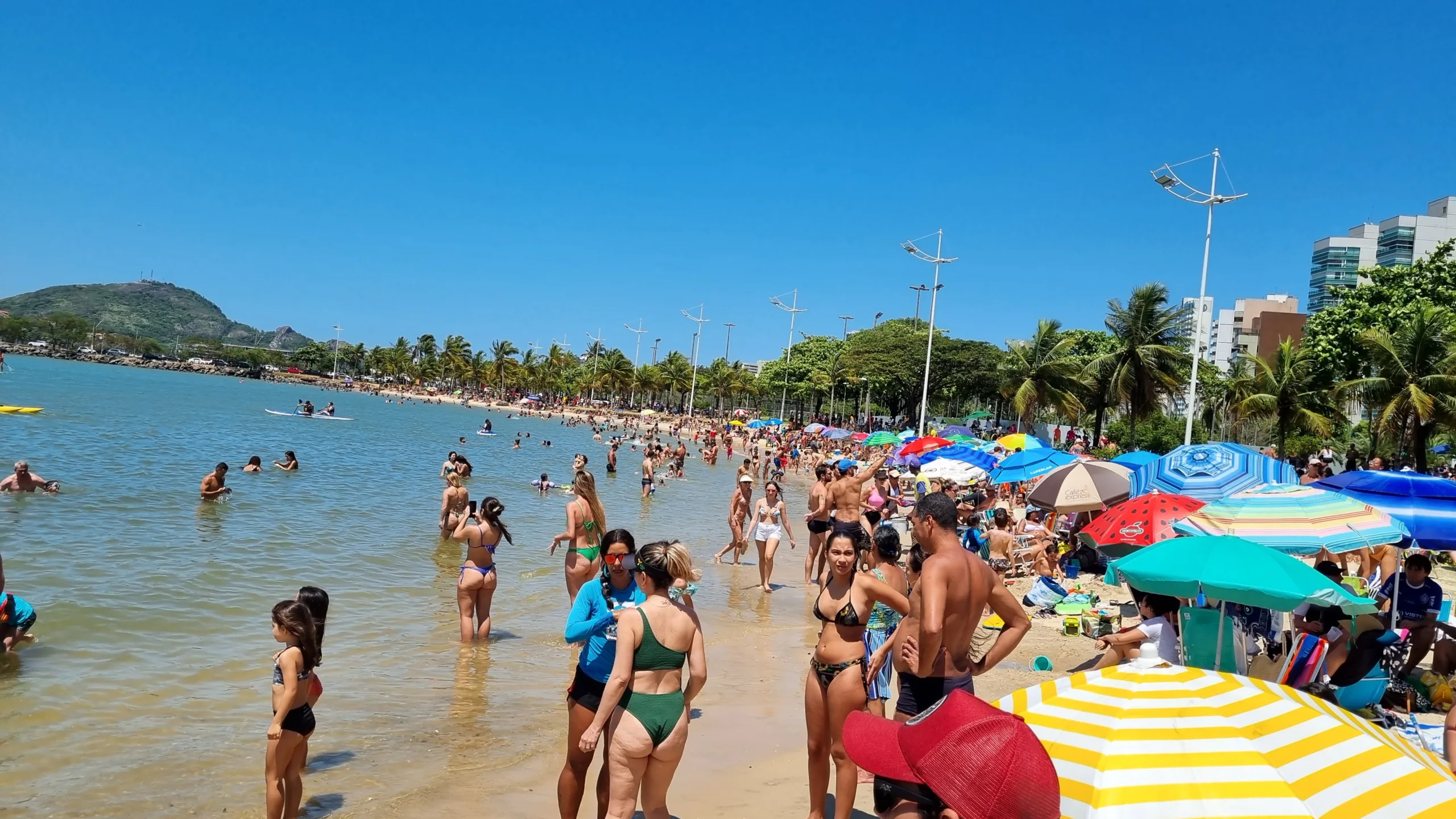 Calorão: Praias ficam lotadas e banhistas buscam refresco no ES