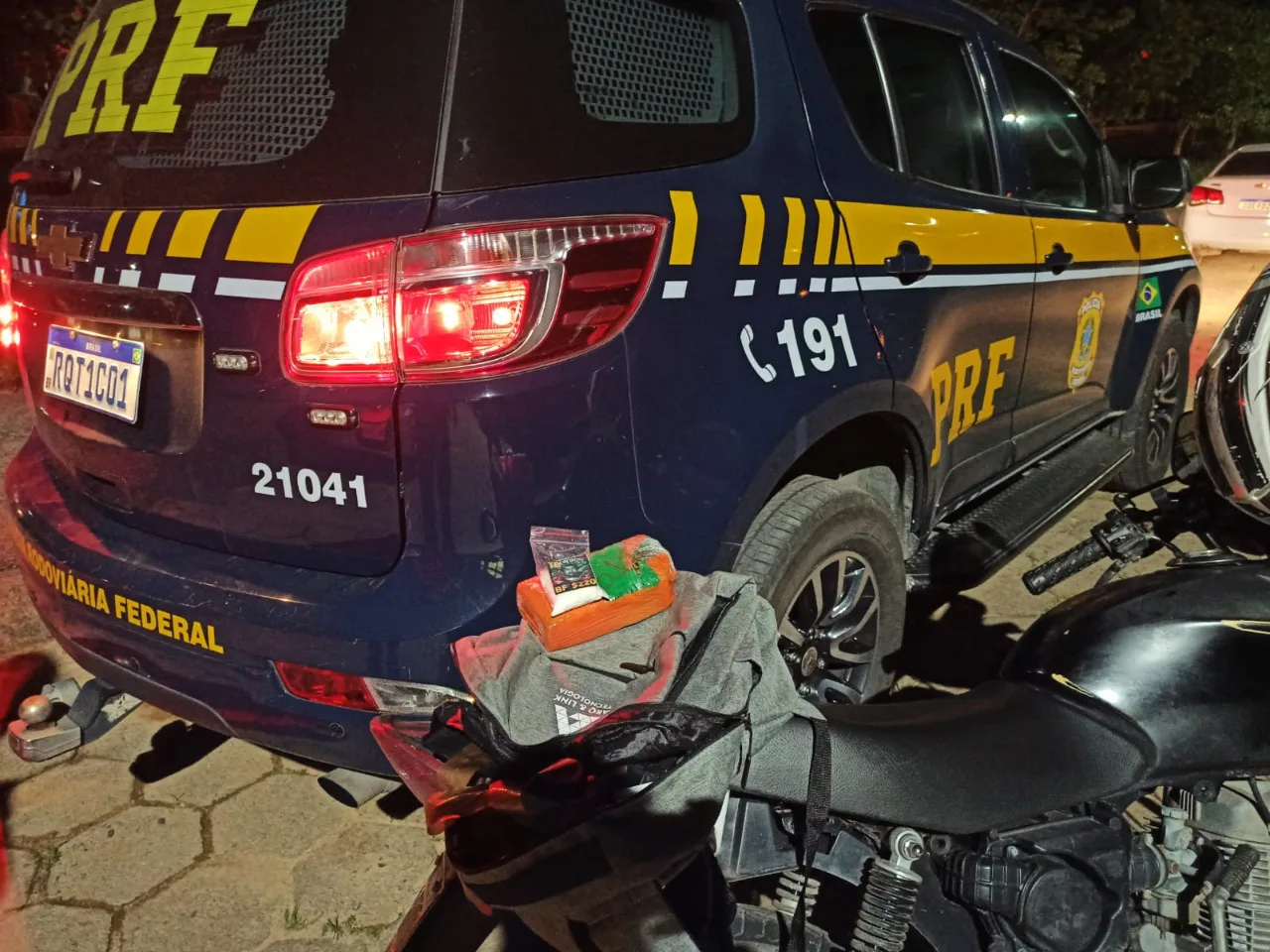 Motociclista é preso com drogas após pilotar em zigue-zague na BR 262