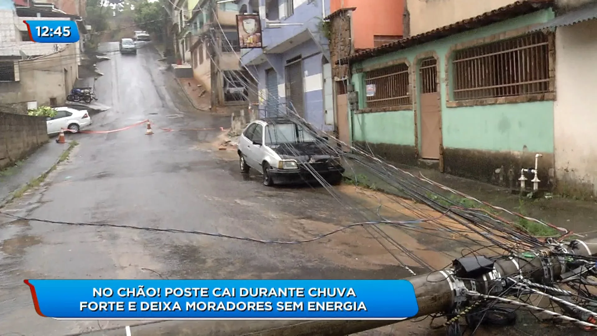 Poste cai no meio da rua