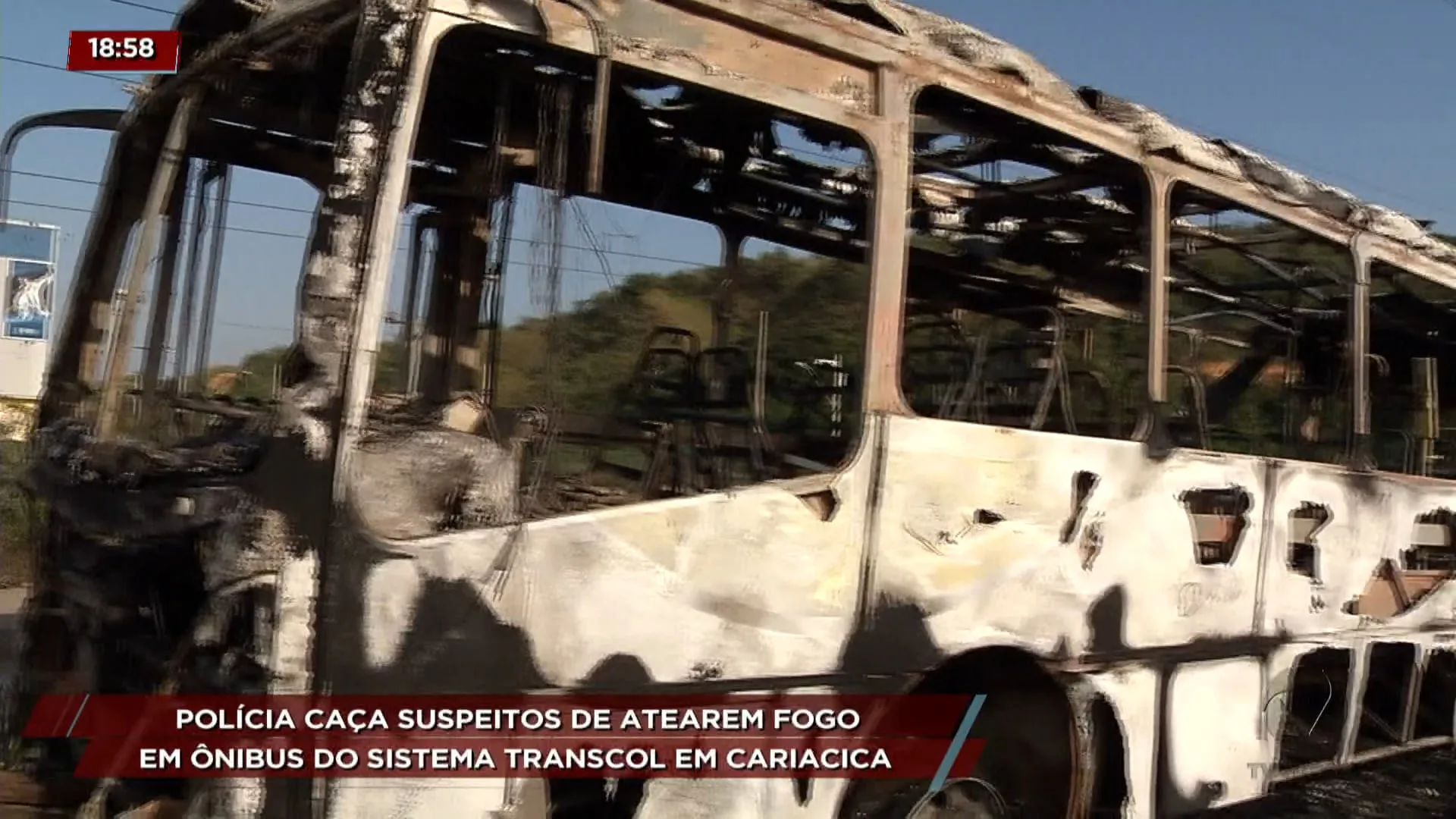 Polícia procura suspeitos de atearem fogo em ônibus do sistema transcol, em Cariacica