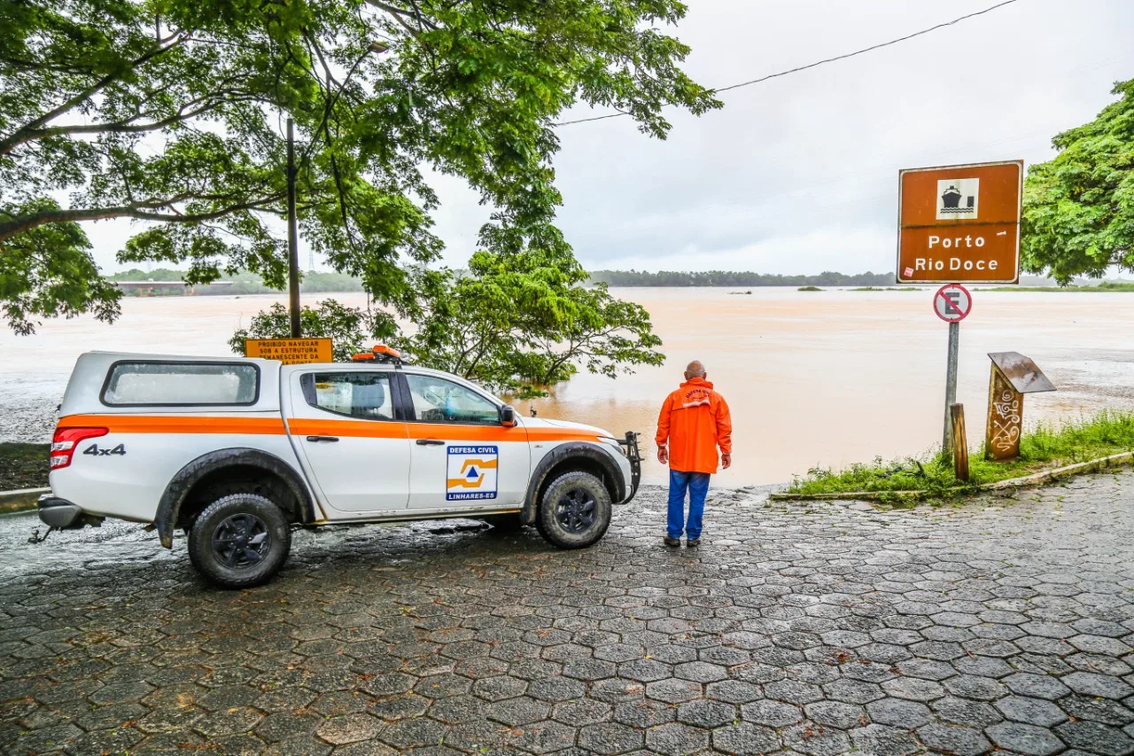 Nível do Rio Doce sobe ainda mais em Linhares; 40 pessoas estão em abrigos