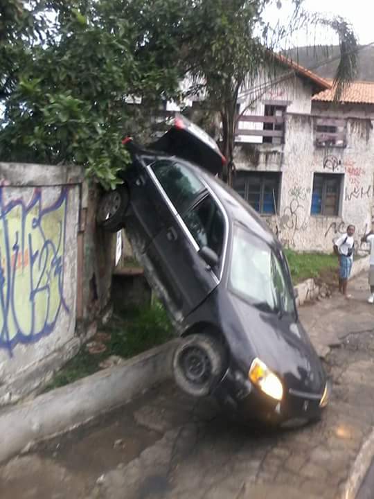 Motorista perde controle da direção e carro capota na Curva do Saldanha em Vitória