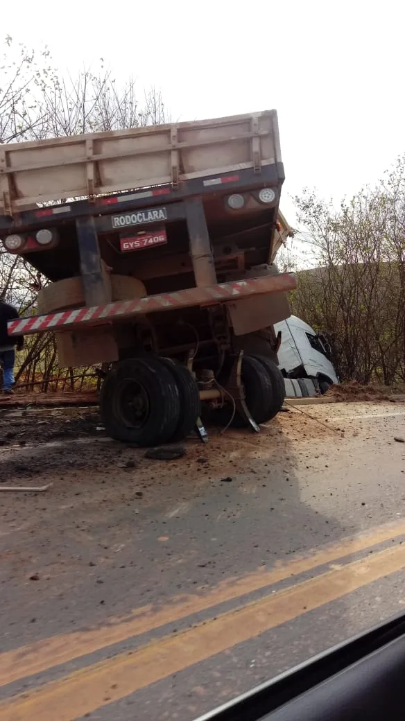 Carreta com granito tomba na Rodovia 259 após São Gabriel de Baunilha