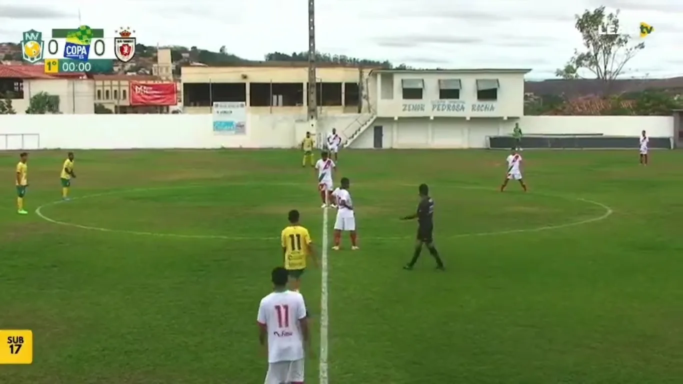 VÍDEO | Sem a bola em campo, árbitro autoriza início de jogo de futebol na Copa ES sub-17