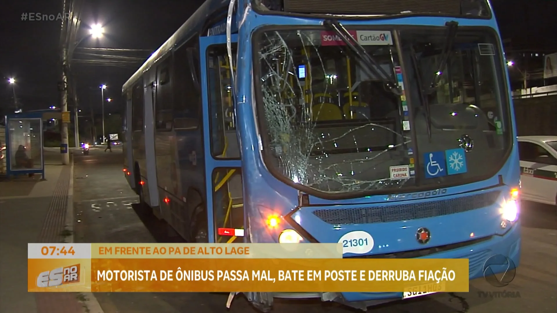 Motorista de ônibus passa mal, bate em poste e derruba fiação