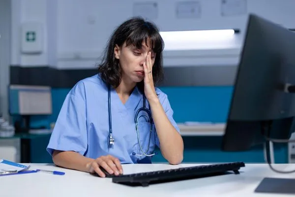 Livro aborda a recorrência da Síndrome de Burnout na área da saúde