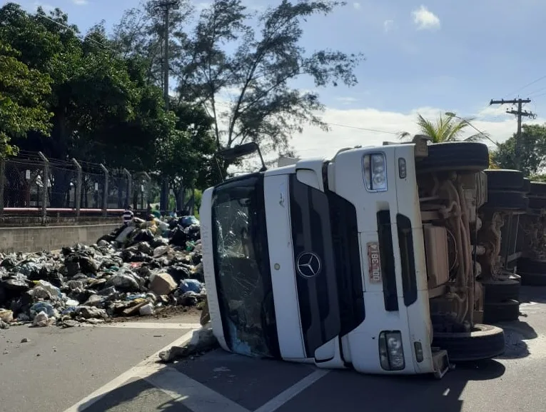 Caminhão de lixo tomba e interdita parcialmente avenida na Serra