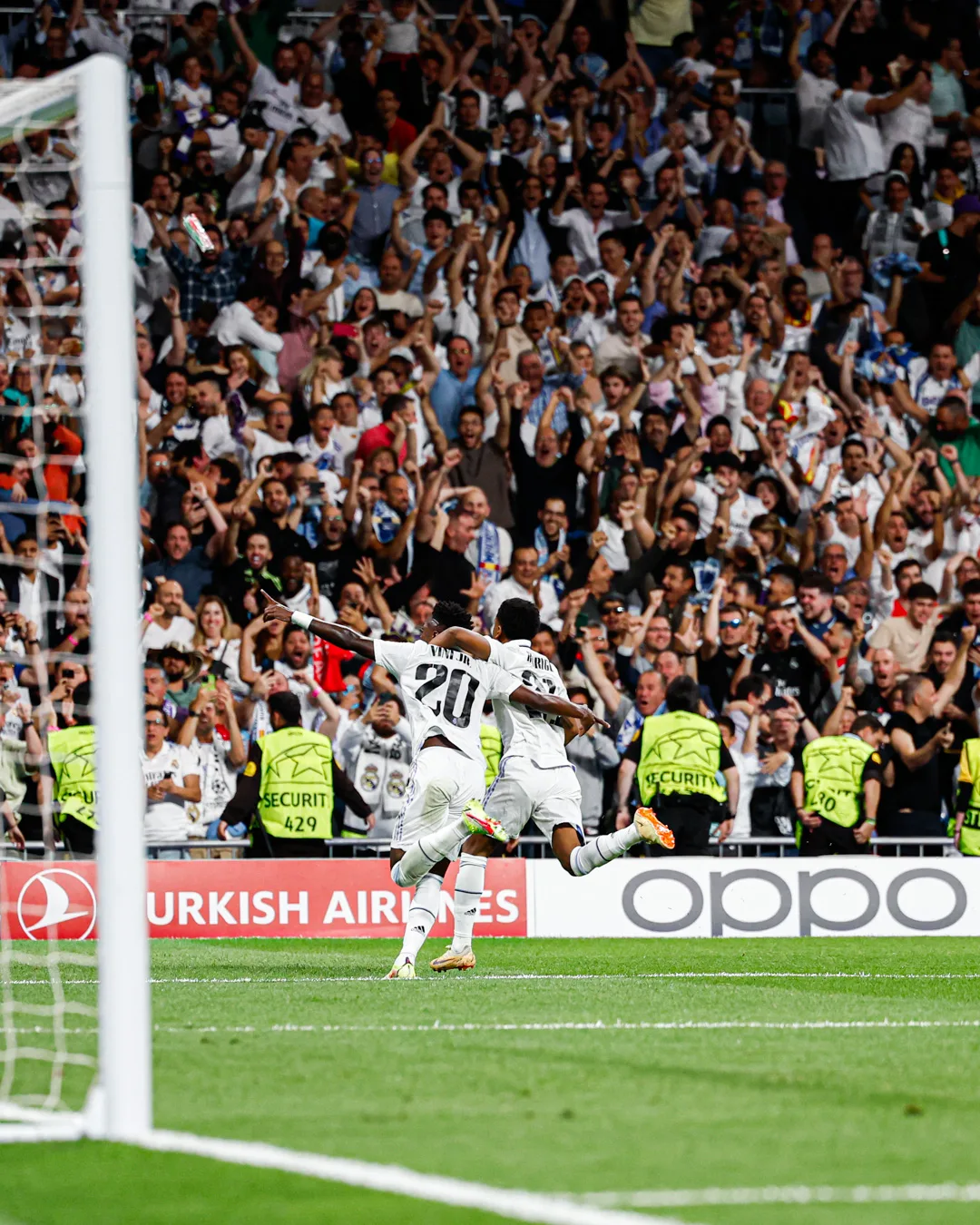 Vini Jr. marca, mas Real Madrid deixa City empatar e para em Éderson no Bernabéu