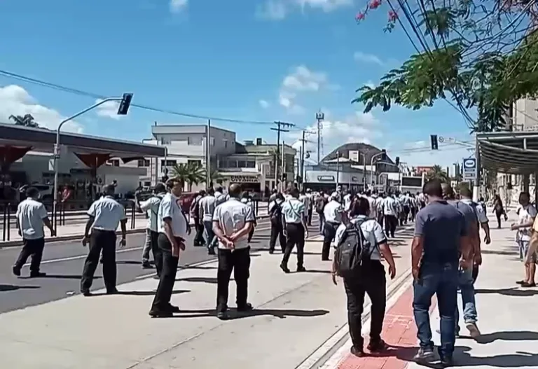 Transcol sai das garagens, mas rodoviários realizam passeata no Centro de Vitória