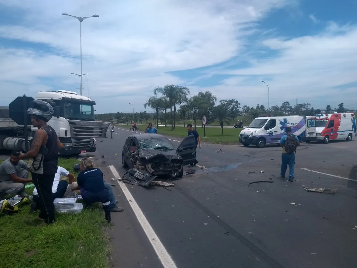 Motorista fica ferido em batida entre carreta, caminhão e carro na Rodovia do Contorno