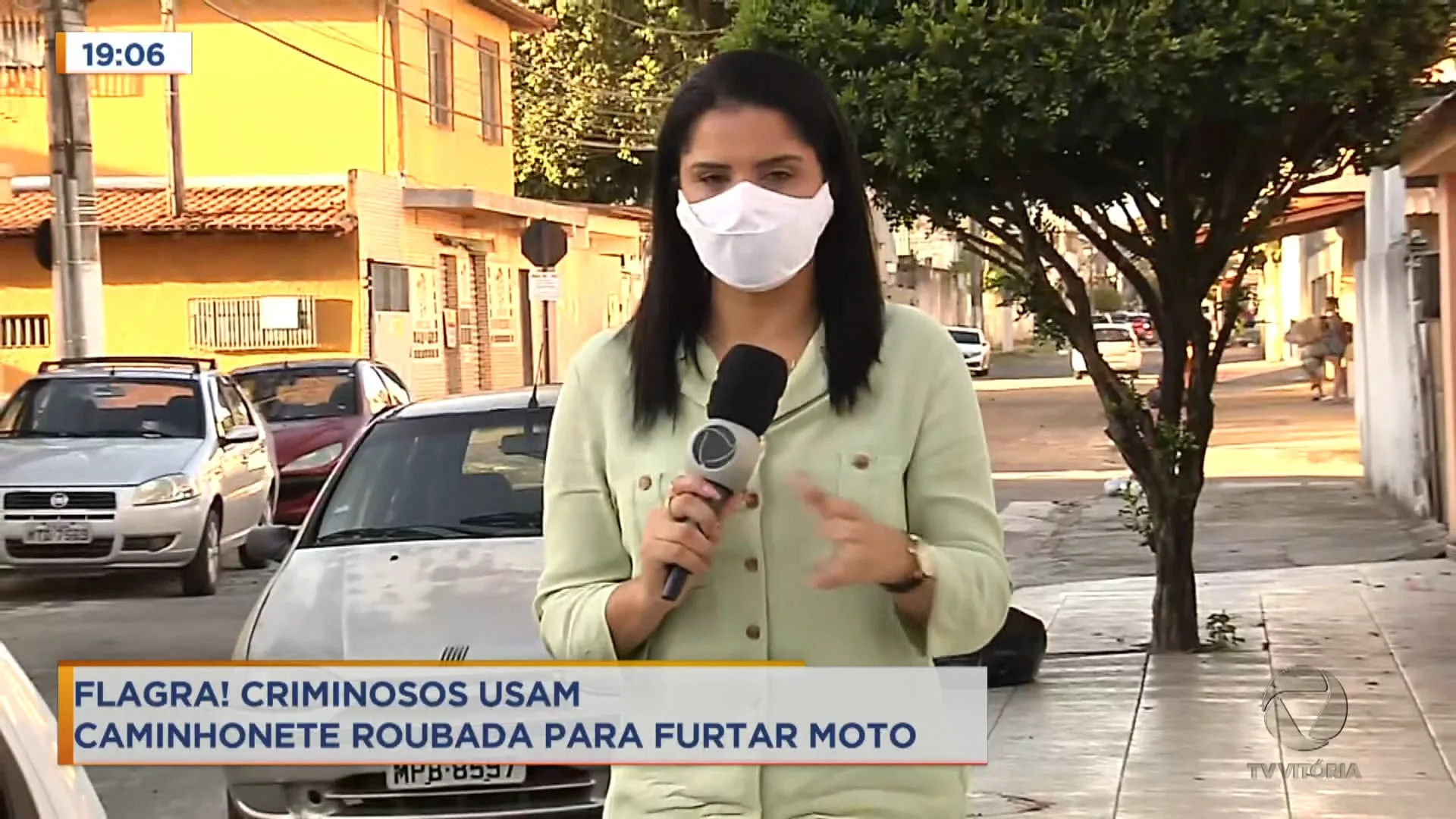 Flagra! Criminosos usam caminhonete roubada para furtar moto