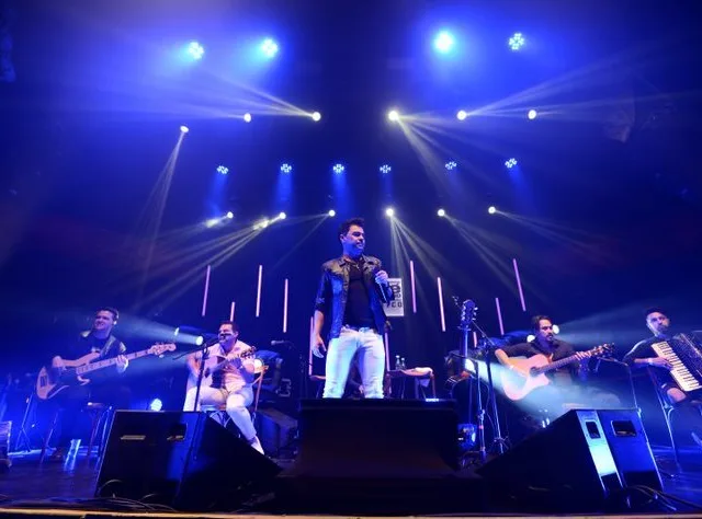 Zezé Di Camargo lança projeto solo "Rústico" com amigos e famosos