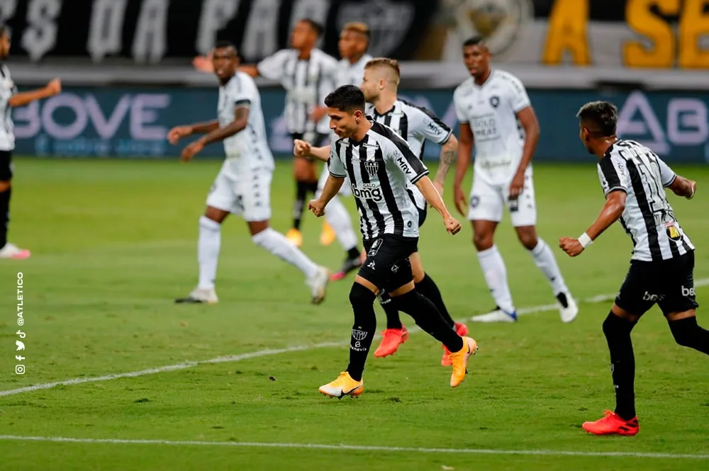 Cavalieri pega pênalti, mas Atlético-MG vence Botafogo e se isola na liderança