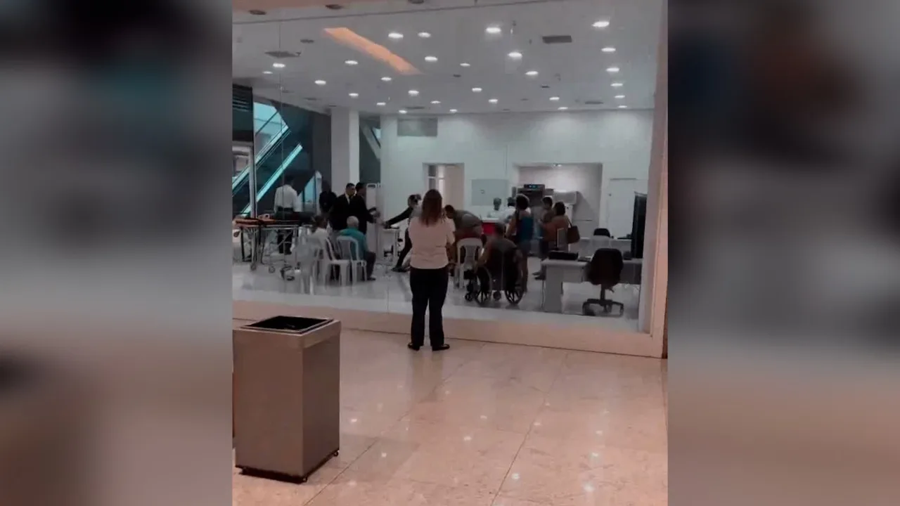 VÍDEO | Idosos ficam feridos após vitrine de loja cair em shopping de Cariacica