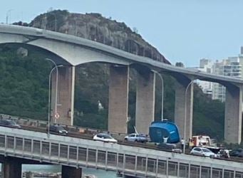 Piscina cai de caminhão e deixa trânsito congestionado na Terceira Ponte