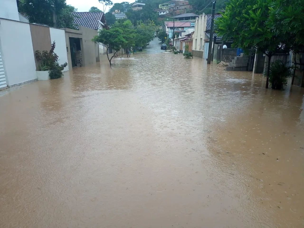 Chuva já deixa mais de 1,4 mil pessoas fora de casa no ES